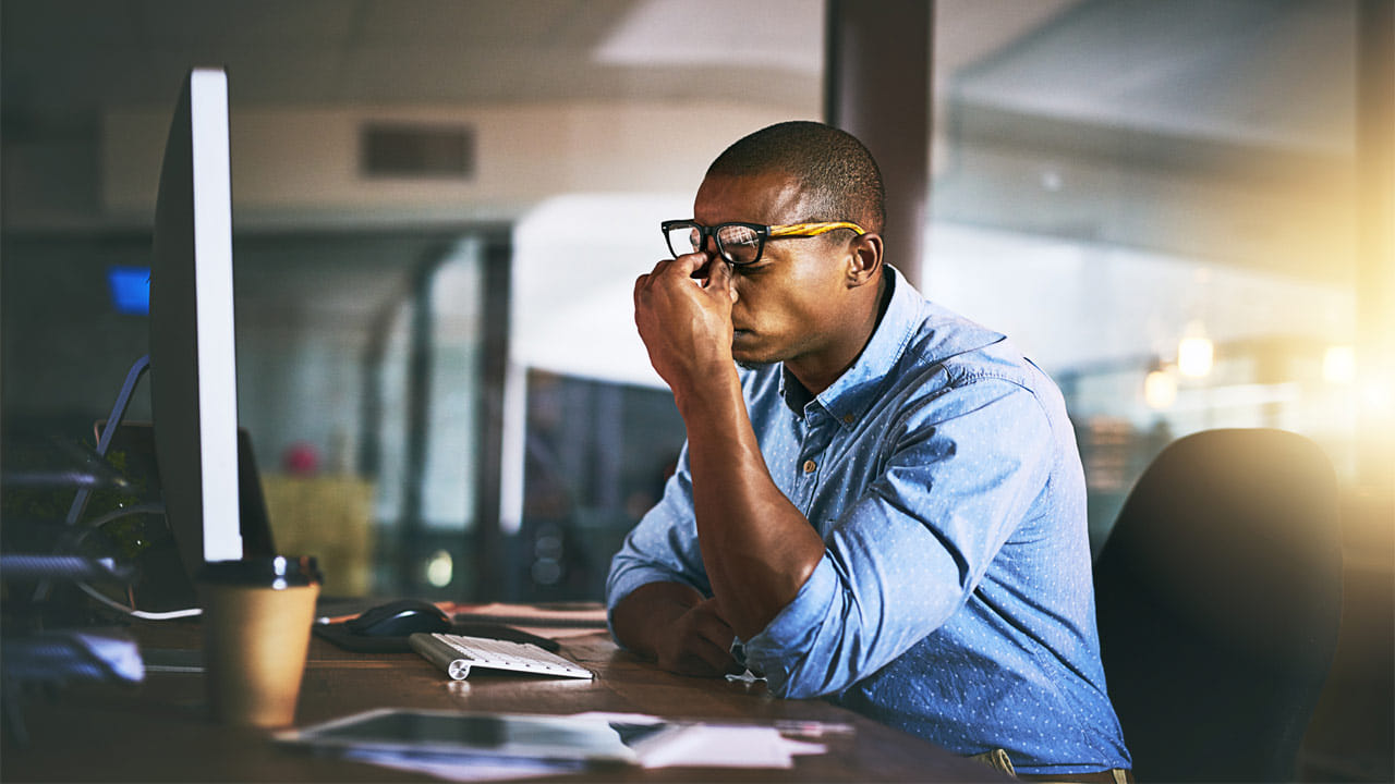 ఆరోగ్యకరమైన జీవనశైలిని అనుసరించాలి. క్రమం తప్పకుండా తాజా పండ్లు, కూరగాయలు తినాడి. ఒమేగా 3 ఫ్యాటీ యాసిడ్‌లు అధికంగా ఉండే ఆహారాన్ని ఆహారంలో చేర్చుకోవాలి. సమతుల్య ఆహారం శరీరంలోని అనేక సమస్యలను నివారిస్తుంది. ఒమేగా 3 కళ్ళకు కూడా ముఖ్యమైనది. దూమపానం వదిలేయాలి. స్మోకింగ్ పూర్తిగా మానేస్తే ఊపిరితిత్తులు, గుండె, ఇతర అవయవాలు మెరుగవుతాయి. దీర్ఘకాలిక ధూమపానం నరాల సంబంధిత సమస్యలకు కూడా దారి తీస్తుంది. కాబట్టి పొగతాగడం పూర్తిగా మానేయాలి. మూడు గంటలు నిరంతరం పని చేస్తే కనీసం 20 నిమిషాల విరామం తీసుకోవాలి.