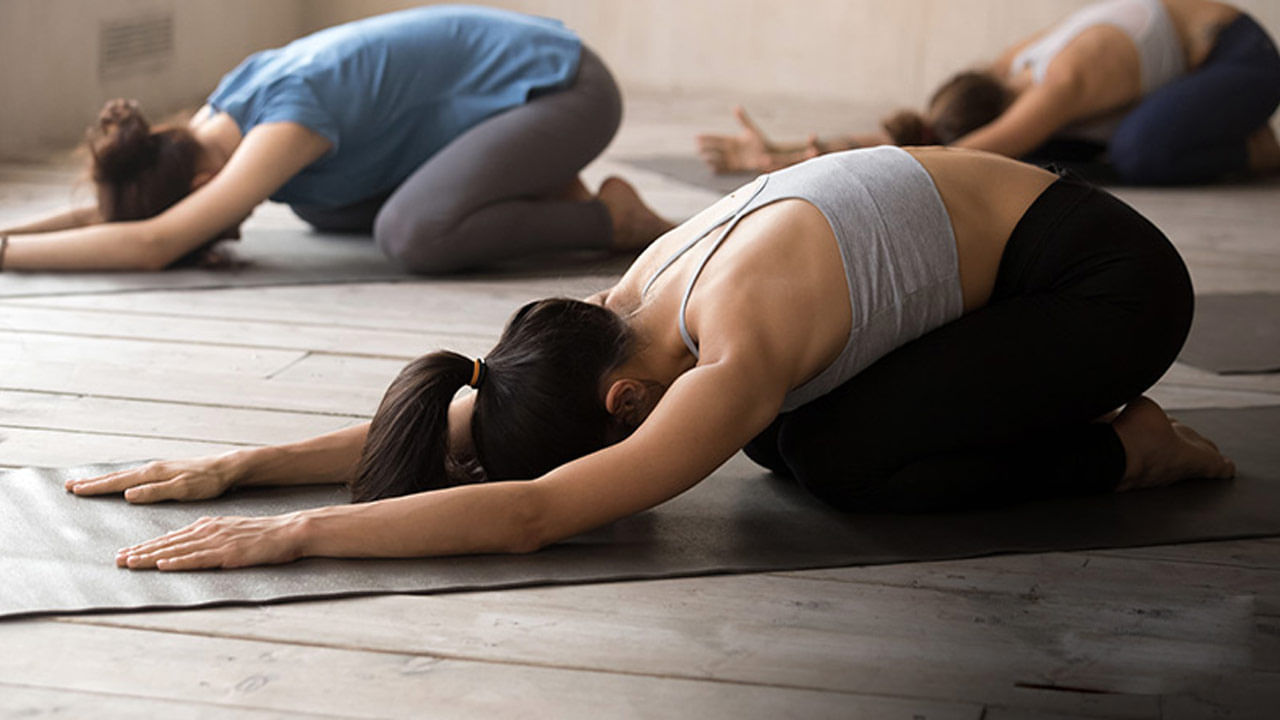 రోజూ ఉదయం నిద్రలేచిన తర్వాత 15 నిమిషాల పాటు ధ్యానం చేయాలి. గట్టిగా ఊపిరి తీసుకుని నెమ్మదిగా వదలాలి. ఇలా చేసేటప్పుడు మీ శ్వాసపై దృష్టి కేంద్రీకరించండి. ముక్కు ద్వారా ఊపిరి పీల్చుకోవాలి. నోటి ద్వారా బయటకు వదలాలి. ఇది ఒత్తిడిని తగ్గిస్తుంది. కార్టిసాల్ హార్మోన్ను నియంత్రిస్తుంది. రోజూ యోగా చేయడం ప్రారంభించండి. కనీసం 15-20 నిమిషాల పాటు యోగా చేసినా శరీరం ఆరోగ్యంగా ఉంటుంది. అప్పుడు ఆరోగ్యకరమైన అల్పాహారం తీసుకోండి. ప్రొటీన్లు అధికంగా ఉండే ఆహారాన్ని తినండి. అందులో శరీరం, మనసు రెండూ బాగుంటాయి. అల్పాహారం సరిగ్గా తీసుకోవడం వల్ల బ్లడ్ షుగర్ అదుపులో ఉంటుంది