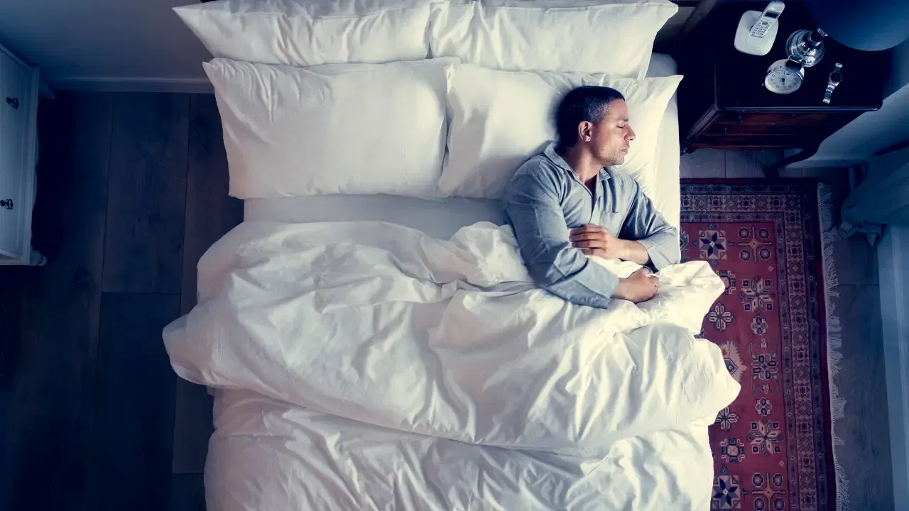 అంతేకాకుండా గుండె జబ్బులు, క్యాన్సర్ ఉన్నా కూడా ఇలా చెమటలు పడతాయని నిపుణులు చెబుతున్నారు. అకారణంగా నిద్రించే సమయంలో చెమటలు పడితే.. ప్రమాదకర వ్యాధిగా చెప్పొచ్చు. ఎలాంటి వ్యాధి లక్షణాలు అయినా సరే 15 రోజులకు మించి ఉంటే వైద్యులను సంప్రదించడం మేలు.
