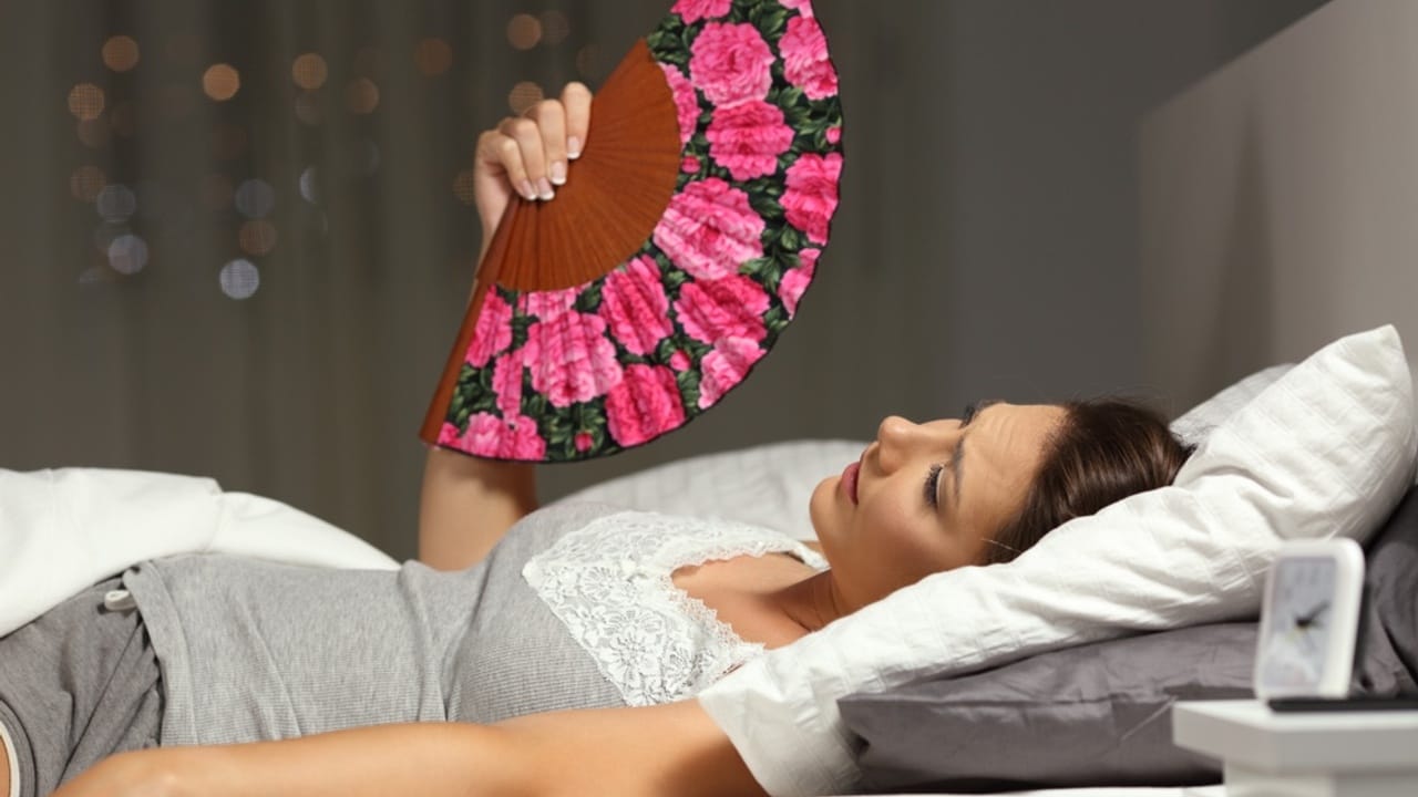 మహిళల్లో నెలసరి ఆగిపోయి.. మోనోపజ్ దశ వచ్చినవారికి కూడా ఇలా రాత్రి సమయాల్లో విపరీతంగా చెమటలు పడతాయట. శరీరంలో అసాధారణంగా జరిగే హార్మోన్ల మార్పుల వల్ల ఇలా జరుగుతుంది. 
