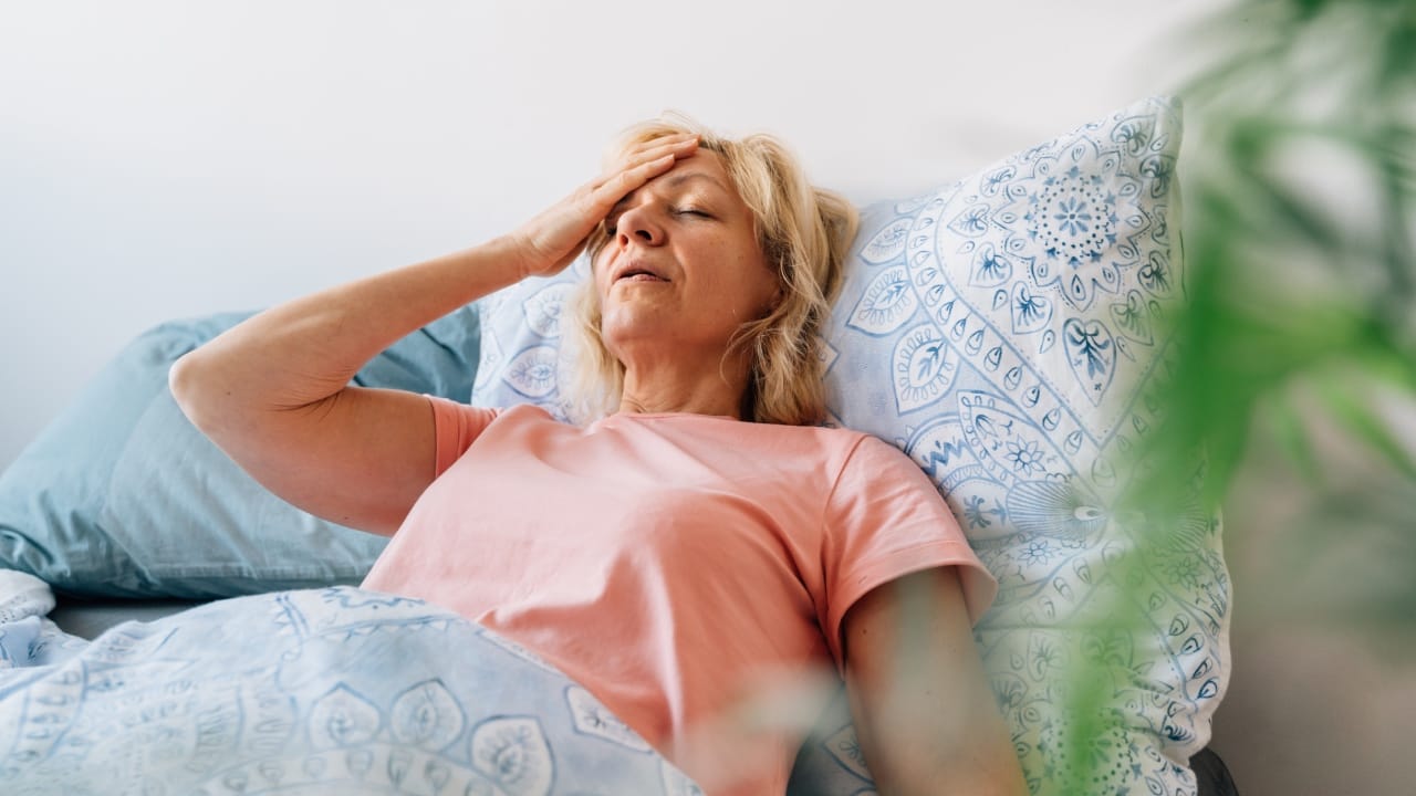 అంతే కాకుండా రక్తంలో చక్కెర స్థాయిలు తగ్గిపోతే కూడా రాత్రి సమయాల్లో చెమటలు పడతాయి. టీబీ వల్ల కూడా రాత్రి నిద్ర సమయంలో ఎక్కువగా చెమటలు పడతాయి. 
