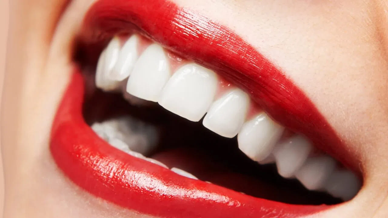 దంత వ్యాధులను నివారించడానికి, దంతాలను జాగ్రత్తగా చూసుకోవడానికి దంతాల మధ్య మురికిని ఎప్పటికప్పుడు శుభ్రం చేసుకుంటూ ఉండాలి. దంతాలను ఎప్పటికప్పుడు 'ఫ్లాస్' కర్రతో శుభ్రం చేసుకోవాలి. ఉదయం నిద్ర లేవగానే ఇలా చేయాలి.