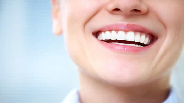 Teeth Whitening Tips: నలుగురిలో నవ్వలేకపోతున్నారా..? ఇలా తోమితే మీ పళ్ళు తెల్లగా ఉంటాయట..!..ఈజీ టిప్స్