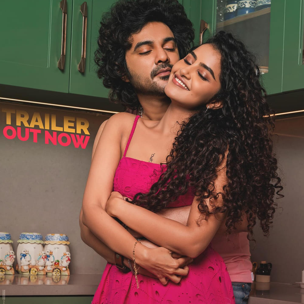 మొన్న మొన్నటిదాకా పక్కింటమ్మాయి తరహా పాత్రలు చేసిన అనుపమ పరమేశ్వరన్‌, లేటెస్ట్ టిల్లు స్క్వయర్‌లో సరికొత్తగా కనిపిస్తున్నారు. లుక్స్ తో పాటు, బాడీ లాంగ్వేజ్‌, సిద్ధు తో ఆన్‌స్క్రీన్‌ కెమిస్ట్రీతో అదుర్స్ అనిపించుకున్నారు.