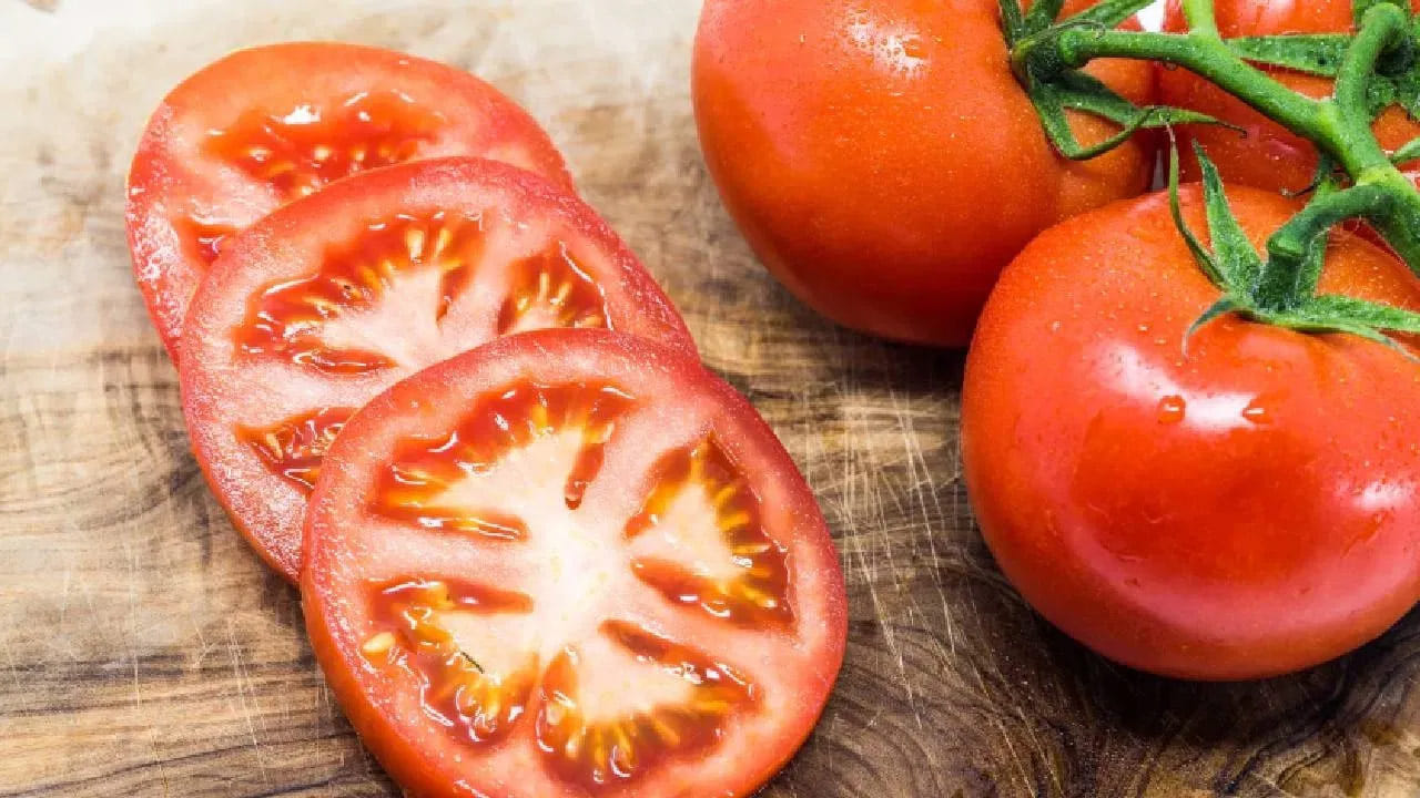 శరీరంలోని కొవ్వును తగ్గించుకోవాలంటే టొమాటోలను తప్పనిసరిగా తీసుకోవాలి. టొమాటోలో క్యాన్సర్ నిరోధక గుణాలు ఉన్నాయి. టొమాటోలు ప్రోస్టేట్, పొట్ట, కొలొరెక్టల్ క్యాన్సర్ను నిరోధించడంలో సహాయపడతాయి. టొమాటోలో ఉండే లైకోపీన్ క్యాన్సర్ కణాల పెరుగుదలను నిరోధిస్తుంది.