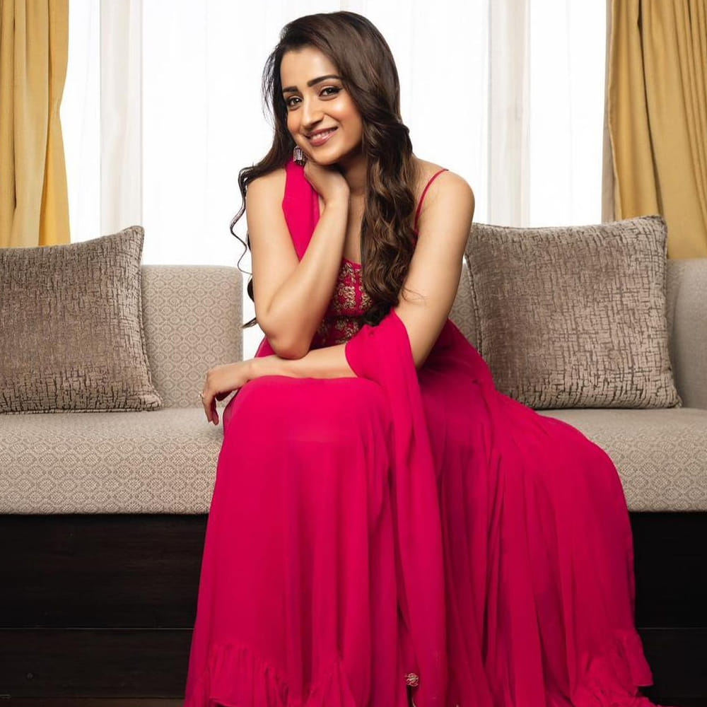 త్రిష ఫస్ట్ సంక్రాంతి హిట్ వర్షంతోనే. ఇన్నాళ్లకు గుర్తొచ్చానా వానా అంటూ వరంగల్ పరిసరాల్లో త్రిష ఆడిపాడుతుంటే చిరు జల్లులు తెలుగు యువత మనసు మీద కురిశాయి. అప్పటి నుంచి తిరిగి చూసుకోవాల్సిన అవసరం లేకపోయింది త్రిషకు.