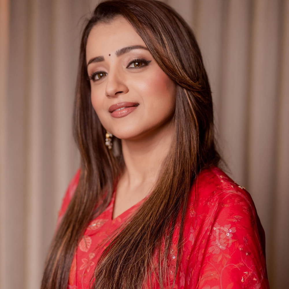 వాటిలో 2010 సంక్రాంతి సీజన్లో విడుదలైంది నమోవెంకటేశ. 2012లో బాడీ గార్డ్ తో మళ్లీ సేమ్ సీజన్ని టచ్ చేశారు. అయినా నమో వేంకటేశ రేంజ్ హిట్ని అందుకోలేకపోయింది బాడీగార్డ్. ఇప్పటికి ఐదు సార్లు సంక్రాంతి సీజన్కి వచ్చారు త్రిష.