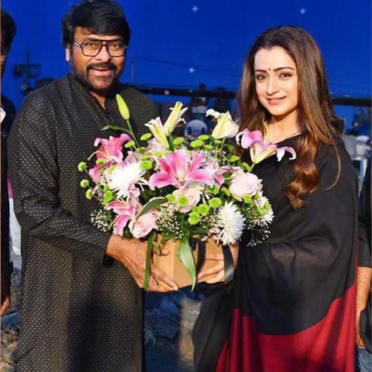 విశ్వంభరలో త్రిష అనే పేరు మారుమోగుతోంది సోషల్ మీడియాలో. చిరుతో 18 ఏళ్ల తర్వాత కలిసి నటిస్తున్నారు త్రిష. సెట్స్ లో జాయిన్ అయిన ఆమె వీడియో అవుతోంది.