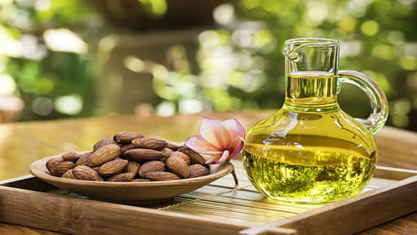 Hair Care Tips: జుట్టు రాలిపోతుందని బాధపడుతున్నారా..? బాదం నూనెను ఇలా వాడితే కేశసౌందర్యం మీ సొంతం..!