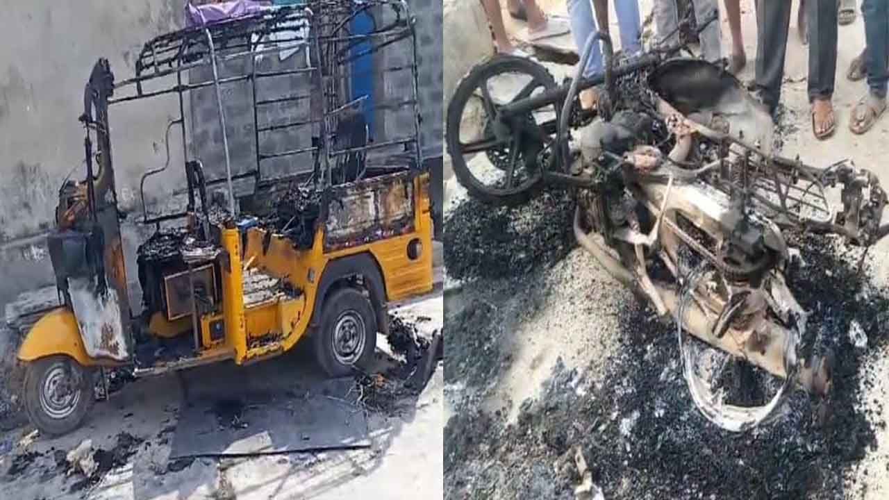 Political Retaliatory: పల్నాడులో విచిత్ర పరిస్థితులు.. తెల్లవారేసరికి కాలి బూడిదైన వాహనాలు