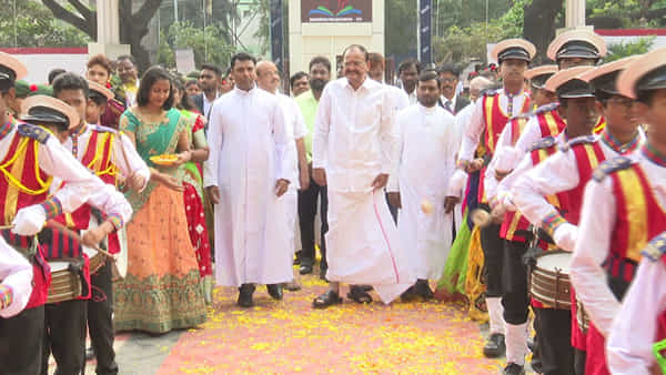 Venkaiah Naidu: బూతులు మాట్లాడే నాయకులకు పోలింగ్ బూత్లో సమాధానం చెప్పాలిః వెంకయ్య నాయుడు