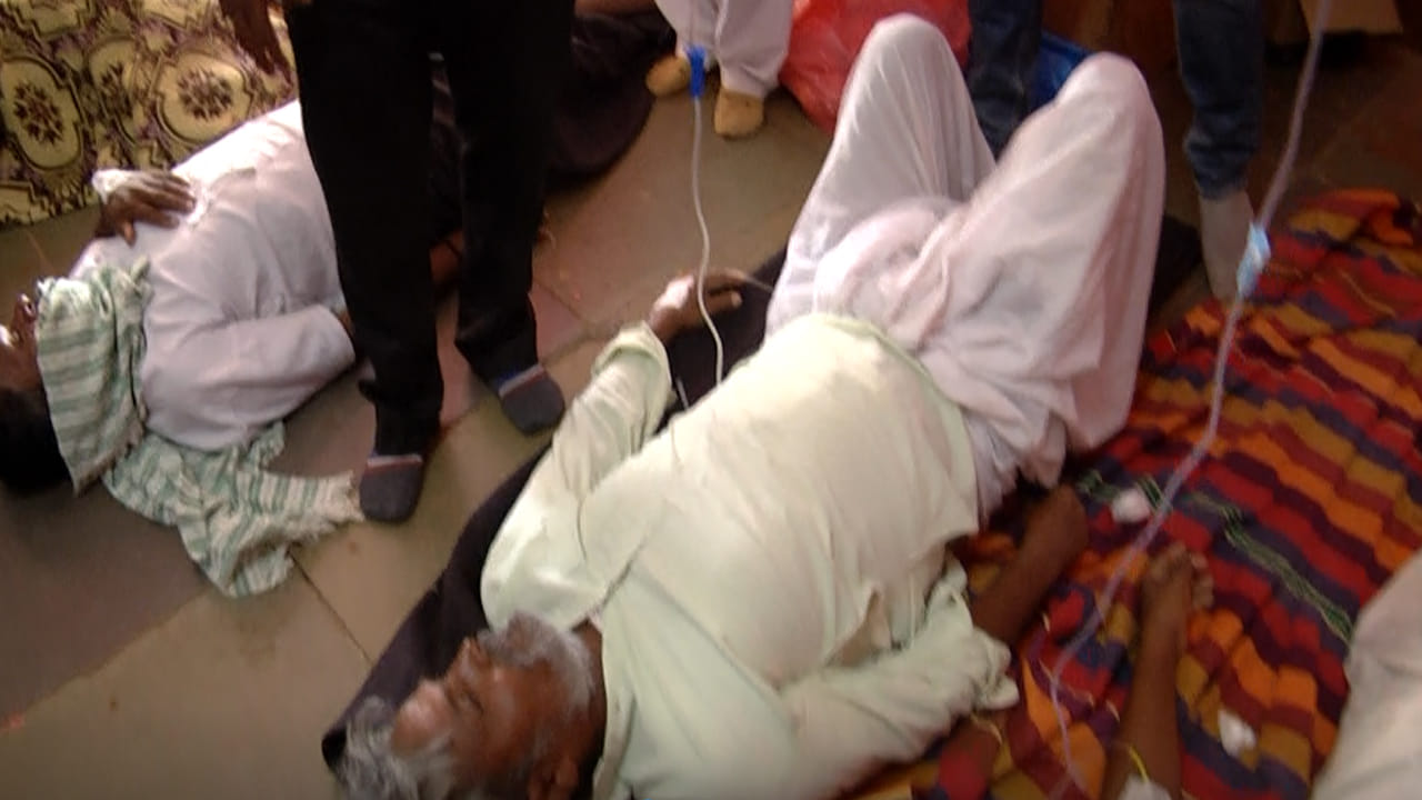 Koppal Viral Fever: గ్రామంలో విజృంభించిన విష జ్వరం.. ఆస్పత్రిగా మారిన ఆలయం