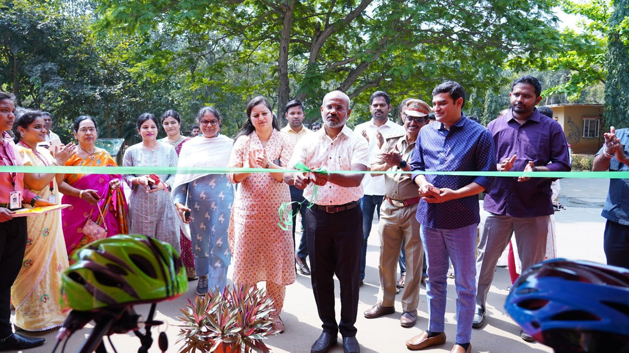 అయినా కార్‎లో తిరిగితే జూలో జంతువులన్నింటిని చూసిన ఫీలింగ్ కూడా రాదు. అందుకే ఈ బ్యాటరీ సైకిళ్ళు అయితే మనకు కావాల్సినంత సేపు వాడుకోవచ్చు. కేవలం మామూలు రవాణాకు మాత్రమే కాదు పర్యావరణ అనుకూలమైన రవాణా సౌకర్యాన్ని అందించడానికి కూడా అనుకూలతలతో రూపొందించబడ్డాయి. 
