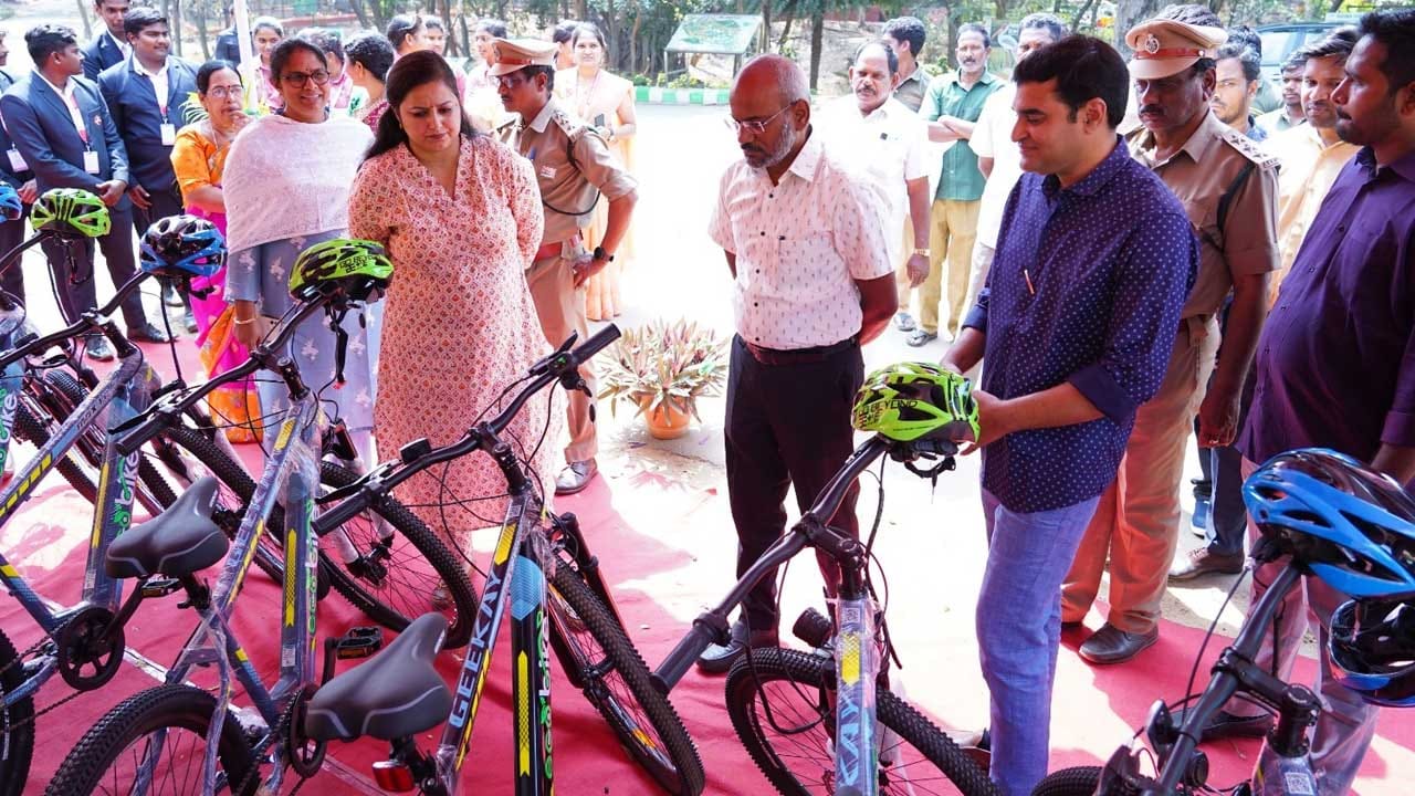 అయితే వీటి నిర్వహణ కోసం సందర్శకులు గంటకు 70 రూపాయలు చొప్పున చెల్లించి అద్దెకు తీసుకోవాల్సి ఉంటుంది. వీటిని రైడ్ చేస్తూ కాలుష్యం మరియు ఎటువంటి శబ్దం లేకుండా వైజాగ్ జూ లోని వివిధ జంతువులను చూస్తూ ఆనందించవచ్చంటున్నారు జూ అధికారులు.