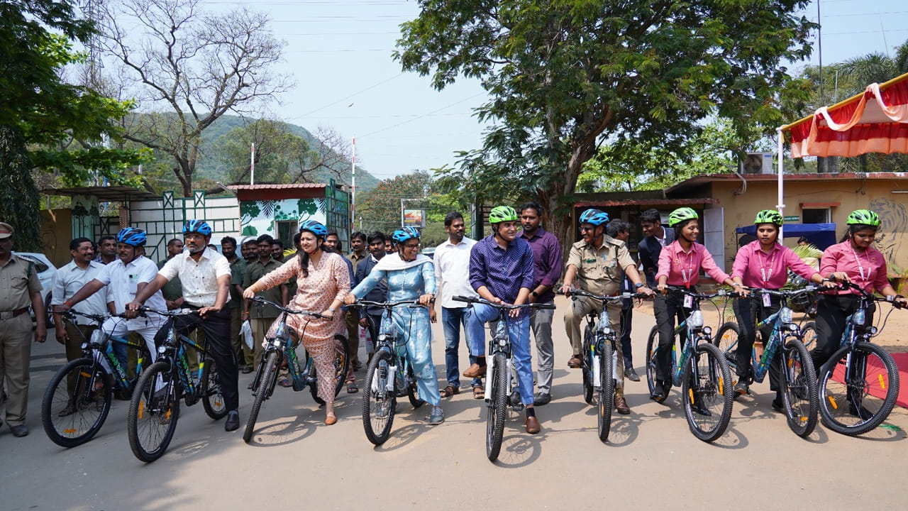 ఈ బ్యాటరీ సైకిళ్లు పర్యాటకులకు మరింత ఆహ్లాదకరంగా అనిపిస్తాయి. పర్యాటకులు ఎక్కువగా అలసిపోకుండా ఉండేందుకు సహాయపడుతుంది. అంతే కాకుండా పర్యావరణాన్ని పరిరక్షించడంలో వైజాగ్ జూ అంకితభావాన్ని కూడా తెలియజేస్తుంది. కలకత్తా - చెన్నై జాతీయ రహదారి పై ఉన్న జూ మెయిన్ గేట్ మరియు సాగర్ గేట్ వద్ద ఈ బ్యాటరీ సైకిళ్లు అందుబాటులో ఉండనున్నాయి. 