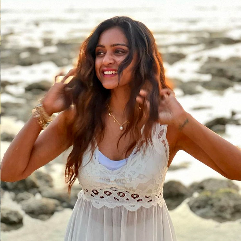 ఇక సోషల్ మీడియాలో యాక్టివ్ గా ఉండే ఈ అమ్మడు. తాజాగా కొన్ని ఫోటోలను వదిలింది. ఈ ఫొటోల్లో చాలా గ్లామరస్ గా మెరిసింది.