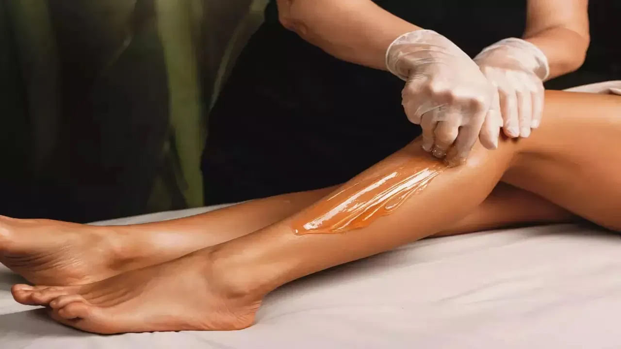 దీని ప్రభావం అండర్ ఆర్మ్స్ లో ఎక్కువగా ఉంటుంది. మిగిలిన చర్మం కంటే అండర్ ఆర్మ్స్ చర్మం ముదురు రంగులో ఉంటుంది. ఇలా చాలా మందికి ఉంటుంది. దీనికి కారణం రెగ్యులర్ వ్యాక్సింగ్.