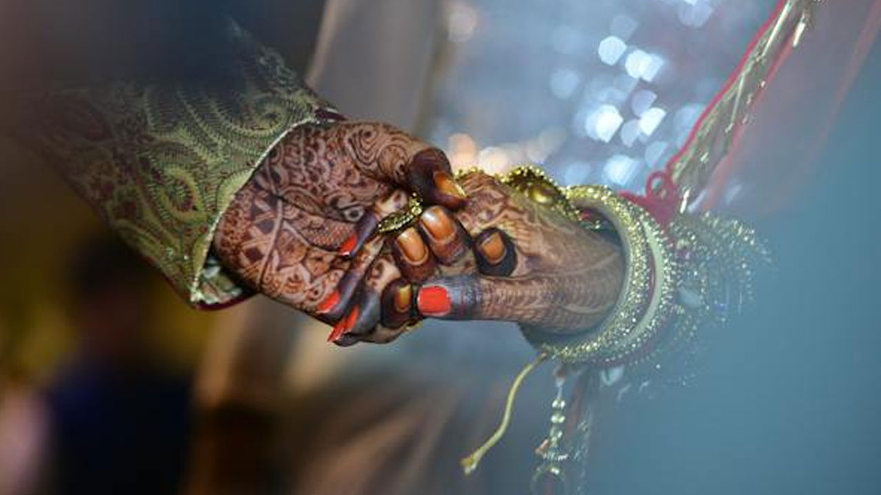 ఏదీఏమైనప్పటికీ.. అందరినీ మెప్పించి పెళ్లి చేసుకోవడం.. పెద్దలను గౌరవించడం మంచిది. ఎందుకంటే.. కుటుంబం నుంచి సహాయ సౌకర్యాలను పొందవచ్చు.. వారికి కుటుంబం అండగా ఉంటుంది.. ఇవన్నీ గమనించి పెళ్లి చేసుకోవడం మంచిది.