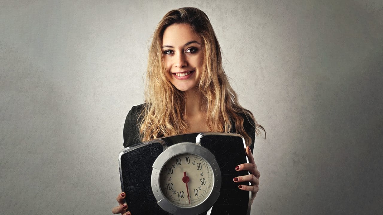 ప్రతి రోజూ ఉదయం లేదా సాయంత్రం మీకు కుదిరిన సమయంలో ఓ అరగంట పాటు వాకింగ్ చేయడం మొదలు పెట్టండి. ఇలా ప్రతి రోజూ చేస్తే వచ్చే ఫలితాన్ని మీరే గనిస్తారు. చిన్న యోగా ఆసనాలను ఇంట్లోనే రోజూ చేస్తే.. క్రమంగా వెయిట్ లాస్ అవుతారు.
