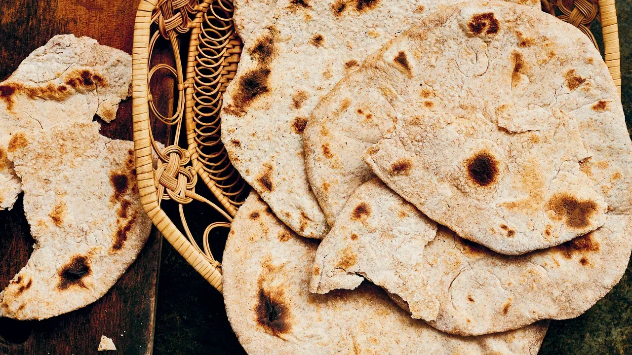 జొన్నలు కూడా మంచి హెల్దీ ఫుడ్. జొన్నలతో రైస్ కూడా తయారు చేసుకుని తింటూ ఉంటారు. పూర్వం రొట్టొలు తయారు చేసుకుని తినడానికి జొన్న పిండినే ఉపయోగించారు. జొన్నలతో తయారు చేసే రొట్టలు ఇంకా ఆరోగ్యం. ఈజీగా బరువు కూడా తగ్గొచ్చు.
