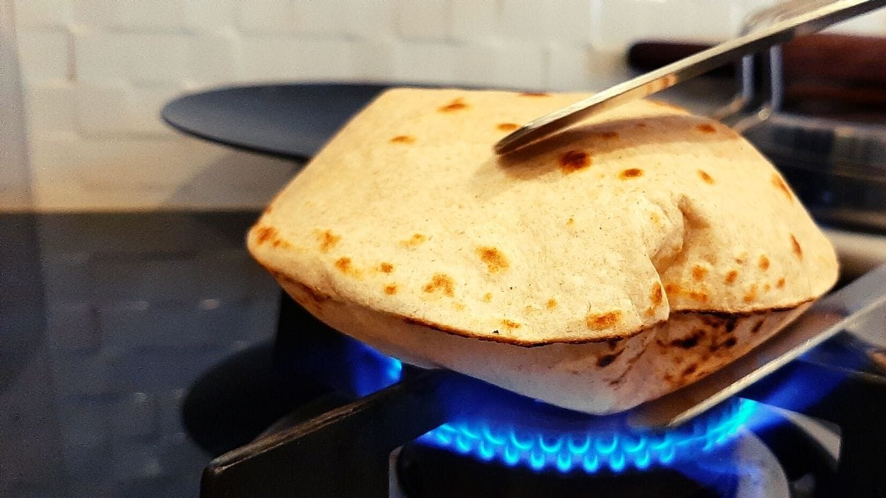 ఓట్స్‌తో కూడా రోటీలను తయారు చేసుకోవచ్చు. ఓట్స్ హెల్త్‌కి చాలా  మంచిదన్న విషయం అందరికీ తెలుసు. ఓట్స్‌ని కూడా పిండి పట్టించి.. వీటితో కూడా రోటీలు తయారు చేసుకోవచ్చు. ఇవి తింటే వెయిట్ లాస్ అవ్వడంతో పాటు.. ఆరోగ్యానికి చాలా మంచిది.
