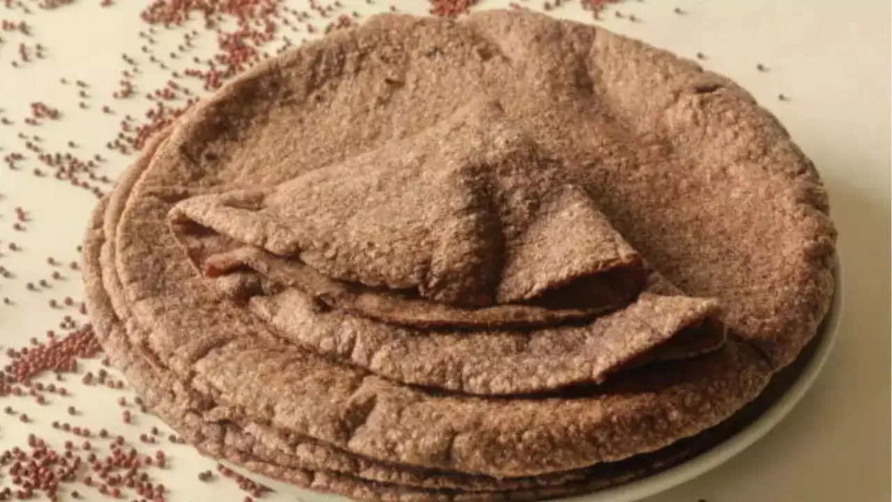 రాగులు కూడా ఆరోగ్యానికి చాలా మంచిది. చాలా మంది రాగి పిండితో దోశలు లేదా అంబలి వంటివి చేసుకుని తినడం చేస్తూ ఉంటారు. కానీ రాగి పిండితో కూడా చపాతీ తయారు చేసుకోవచ్చు. ఇది తినడం వల్ల సులభంగా బరువు తగ్గడమే కాకుండా.. మంచి పోషకాలు కూడా అందుతాయి.
