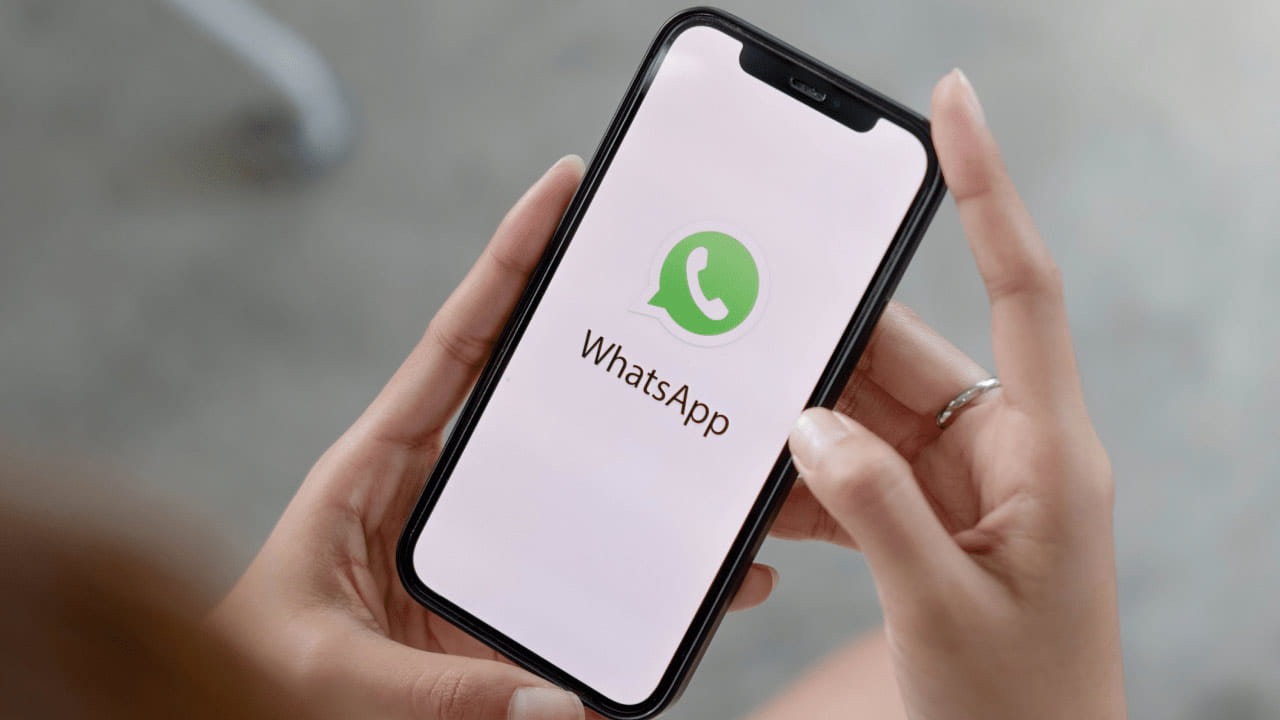 ఇందుకోసం ముందుగా మీకు వాట్సాప్‌లో మెసేజ్‌ రాగానే ఓపెన్‌ చేసేకంటే ముందే, ఫ్లైట్‌ మోడ్‌ ఆన్‌ చేయాలి. అనంతరం మెసేజ్‌ను ఓపెన్ చేసి చదివి, సదరు మెసేజ్‌ విండో నుంచి బయటకు రావాలి. అనంతరం ఫ్లైట్ మోడ్‌ తీసేస్తే సరిపోతుంది. మీరు మెసేజ్‌ చదివినట్లు ఎదుటి వ్యక్తికి తెలియదు. 