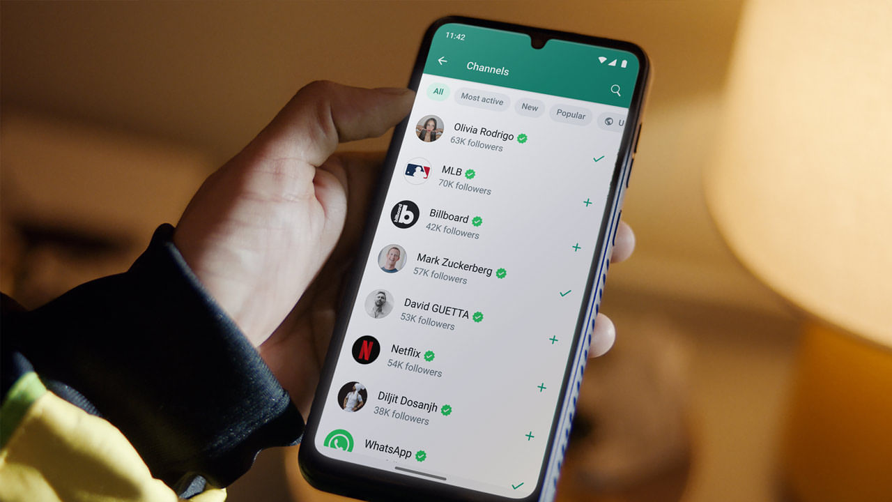 సాధారణంగా వాట్సాప్‌లో వచ్చిన మెసేజ్‌ను చూస్తే వెంటనే అవతలి వ్యక్తికి మనం మెసేజ్‌ చూసినట్లు తెలుపుతూ బ్లూ టిక్స్‌ వస్తాయి. అయితే అలా బ్లూ టిక్స్‌ రాకుండా ఉండాలంటే 'రీడ్‌ రిసిపింట్స్‌'ను ఆఫ్‌ చేసుకుంటే సరిపోతుందని తెలిసిందే. 