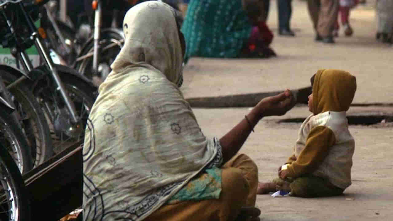 Woman Beggar: ముష్టి తెలివితేటలంటే ఇవే! పసి పిల్లలతో భిక్షాటన.. 45 రోజుల్లో రూ.2.5లక్షలు సంపాదించిన తల్లి