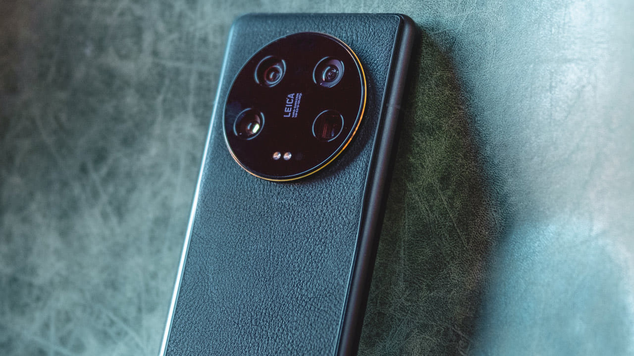 ఇక కెమెరా విషయానికొస్తే.. ఈ స్మార్ట్‌ ఫోన్‌లో లైకా బ్యాక్డ్ ట్రిపుల్ రేర్ కెమెరా యూనిట్‌ను ఇవ్వనున్నారు.  50-మెగా పిక్సెల్ 1-అంగుళం ప్రైమరీ కెమెరా, 50-మెగా పిక్సెల్ సెన్సర్ విత్ ఆల్ట్రా వైడ్ లెన్స్, మరో రెండు 50-మెగా పిక్సెల్ సెన్సర్ కెమెరాలు ఉంటాయి.