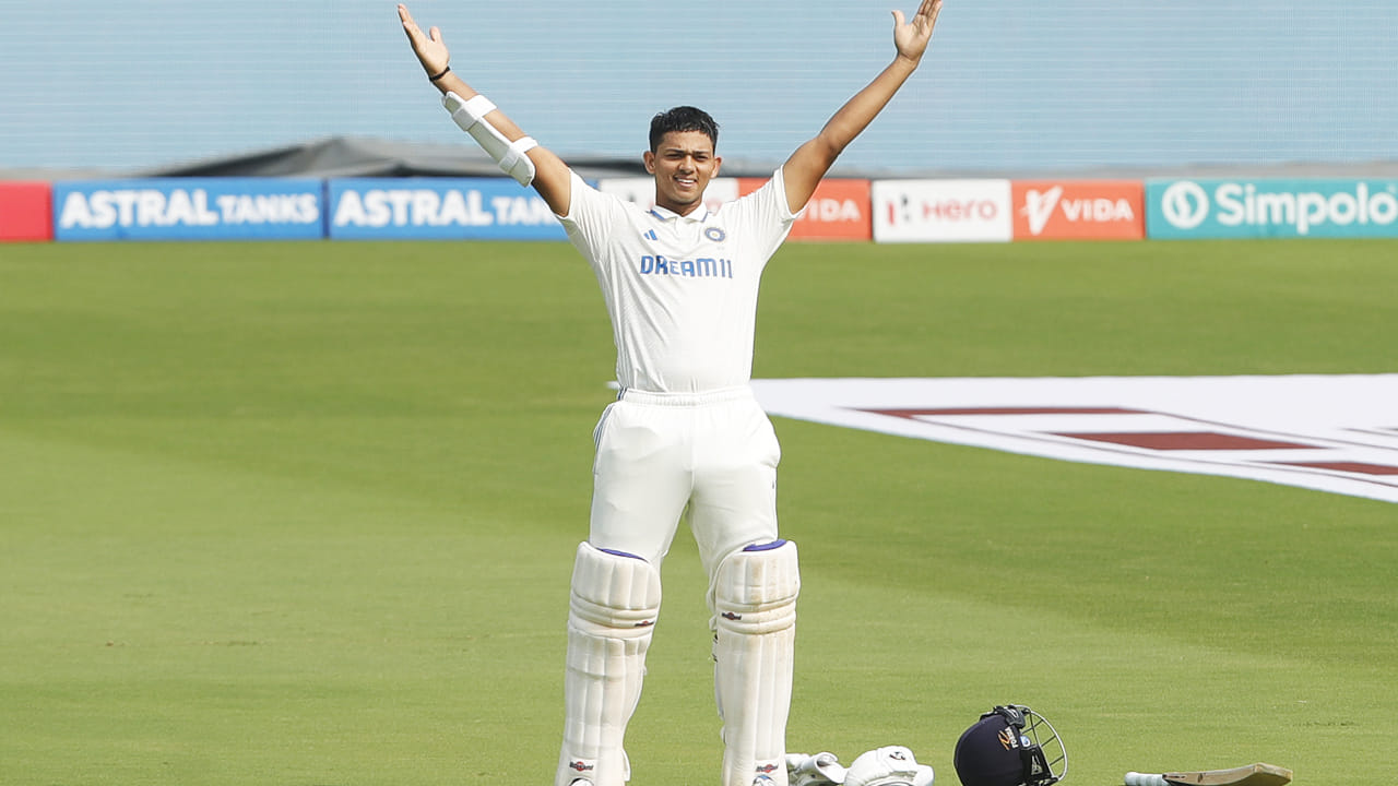 శనివారం విశాఖపట్నంలో ఇంగ్లండ్తో జరిగిన రెండో మ్యాచ్లో యశస్వి జైస్వాల్ టెస్టుల్లో డబుల్ సెంచరీ (209) నమోదు చేసిన మూడో అతి పిన్న వయస్కుడైన భారత ఆటగాడిగా నిలిచాడు.