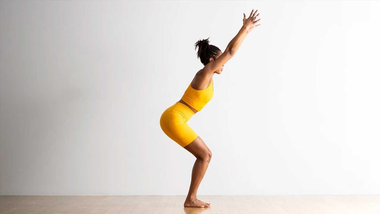 ఉత్కటాసనం- సగం కూర్చున్న భంగిమలో కుర్చీలాగా ముందు చేతులు నిటారుగా ఉంచడాన్ని ఉత్కటాసన లేదా కుర్చీ పోజ్ అంటారు. ఇలా క్రమం తప్పకుండా చేయడం వల్ల తొడ కొవ్వు కరిగిపోతుంది.