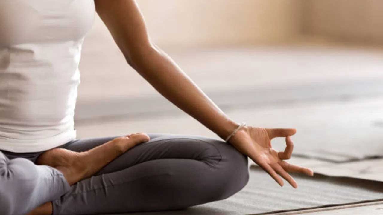 స్లిమ్‌గా, నాజూకైన శరీరాకృతి ఎవరు కోరుకోరు! అధిక శరీర కొవ్వు కారణంగా మహిళలు స్టైలిష్ దుస్తులు ధరించలేరు. అధిక కొవ్వు కారణంగా పొట్టతో పాటు తొడలు లావుగా కనిపిస్తాయి. దీంతో పొట్టి డ్రెస్సులు లేదా జీన్స్ వేసుకోలేకపోతున్నాం అని చాలా మంది ఆందోళన చెందుతుంటారు. స్టైలిష్ దుస్తులలో అందంగా కనిపించడానికి అదనపు కొవ్వును కరిగించడం ఒక్కటే మార్గం. కొవ్వు తగ్గించడానికి ఉత్తమ మార్గం యోగా. ప్రతి యోగా భంగిమలో వివిధ విధులు ఉంటాయి. ఈ కింది యోగాలు చేయడం ద్వారా తొడల కొవ్వును సులువుగా తగ్గించుకోవచ్చు.