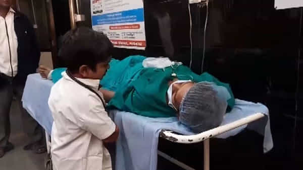 3 అడుగుల డాక్టర్ మహా ముదురు..! ఎంత ఉన్నామన్నది కాదు మ్యాటర్ అంటూ.. సర్కార్తో సవాల్ చేసి మరీ..