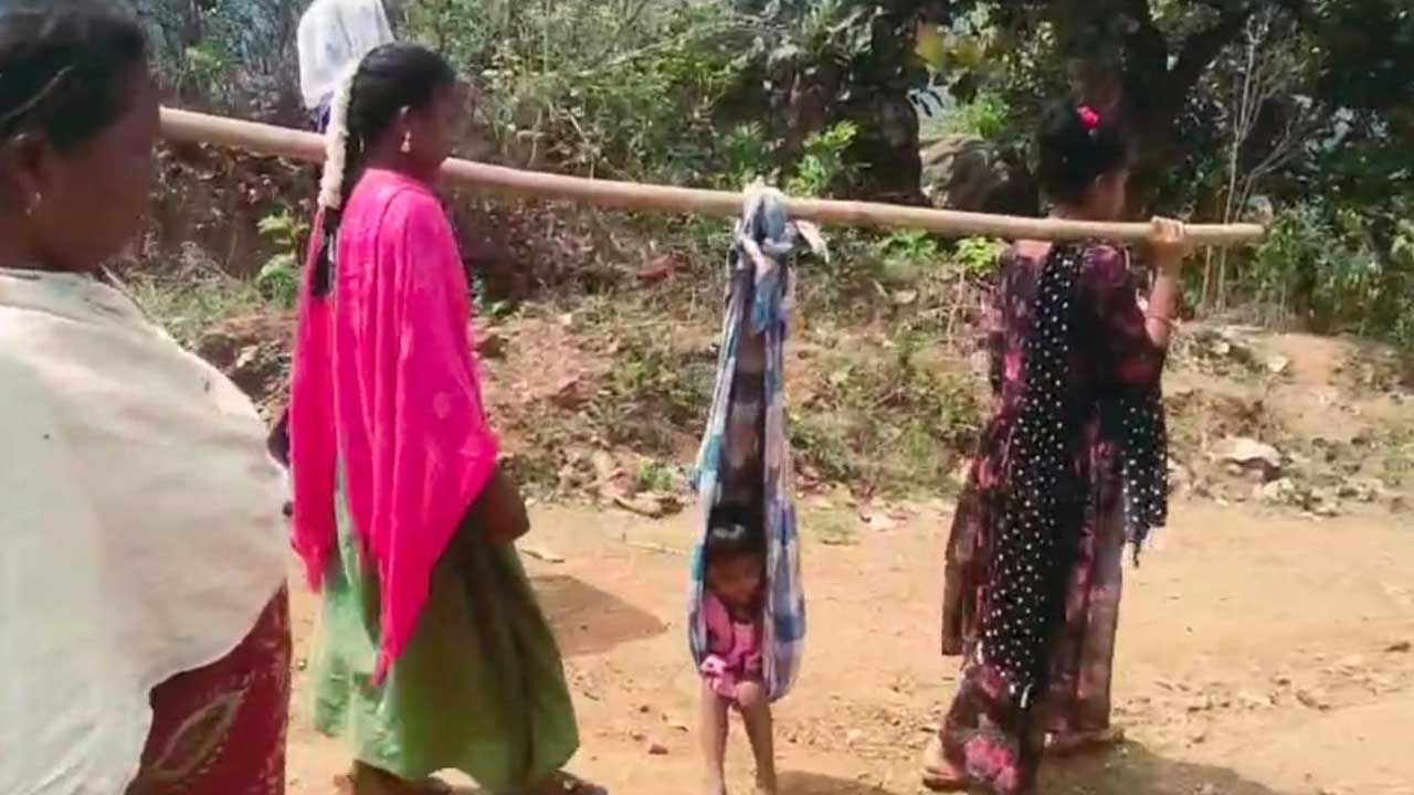 ఎన్నిసార్లు మొరపెట్టినా సమస్య పరిస్కారం కాకపోవడంతో వినుత్నంగా నిరసన తెలిపారు. అనంతగిరి మండలం కివర్ల పంచాయతీ  జగడాలమాడి, తెంగిళ్ల బంధ సీమ రాయలో డోలి మోసి మహిళలు ర్యాలీ చేశారు. ఇప్పటికైనా మా ఆదివాసి గిరిజన మహిళలకు రోడ్డు సౌకర్యం న్యాయం చేయాలని కోరారు ఆదివాసి మహిళలు చిన్నాలమ్మ, చిలకమ్మ.