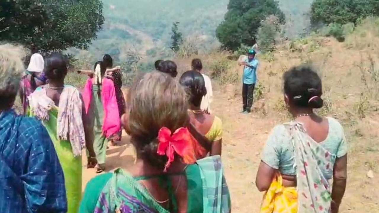 వాళ్ళంతా ఆదివాసి మహిళలు. కొండకోనల్లో వారి జీవనం. కనీస సౌకర్యాలు వారికి ఆమడ దూరం. ఆనారోగ్యల సమయంలో వారి జీవితం అగమ్య గోచరం. మహిళ గర్భిణీ అయితే.. ఆమె కష్టాలు అన్నీ ఇన్నీ కావు. బిడ్డ కడుపులో పడితే.. కాన్పు వరకు ప్రాణాలు ఉంటాయా.. గాల్లో కలుస్తాయా అన్న ఆందోళన. ఎందుకంటే.. ఆసుపత్రికి వెళ్లాలంటే వాహనాలు రావు.