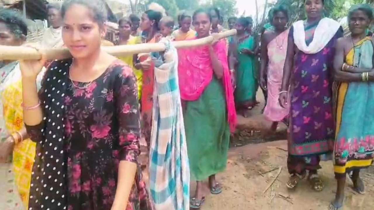 కొన్ని సందర్భాల్లో ఏజెన్సీలో గిరిజనులు ప్రాణాలు కోల్పోయిన ఘటనలు కూడా ఉన్నాయి. సరైన రోడ్లు లేక ఈ గ్రామాల్లోనూ గిరిజన గర్భిణీ మహిళల కష్టాలు, ప్రసవ వేదన వర్ణనాతీతం. అయితే.. ప్రపంచ మహిళా దినోత్సవం సందర్భంగా ఆదివాసి మహిళలు మరోసారి అధికారుల దృష్టికి సమస్య తీసుకెళ్లాలని నిర్ణయించారు. 