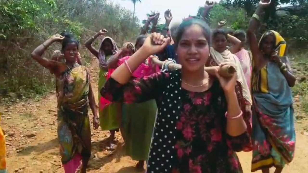 రోడ్లు సరిగా లేక.. వాహనాలు రాక ఇక డోలి కట్టాలసిందే. ఎన్నిసార్లు మోరపెట్టుకున్నా సమస్య తీరక పోవడంతో ఇక ఆ గిరిజన మహిళలు రోడ్డెక్కారు. అల్లూరి సీతారామరాజు జిల్లా అనంతగిరి మండలం కివర్ల పంచాయతీ జగడాలమాడి, తెంగిళ్ల బంధ సీమ రాయి గ్రామంలో 60 వరకు ఆదివాసి గిరిజనుల కుటుంబాలు నివసిస్తున్నన్నారు. 