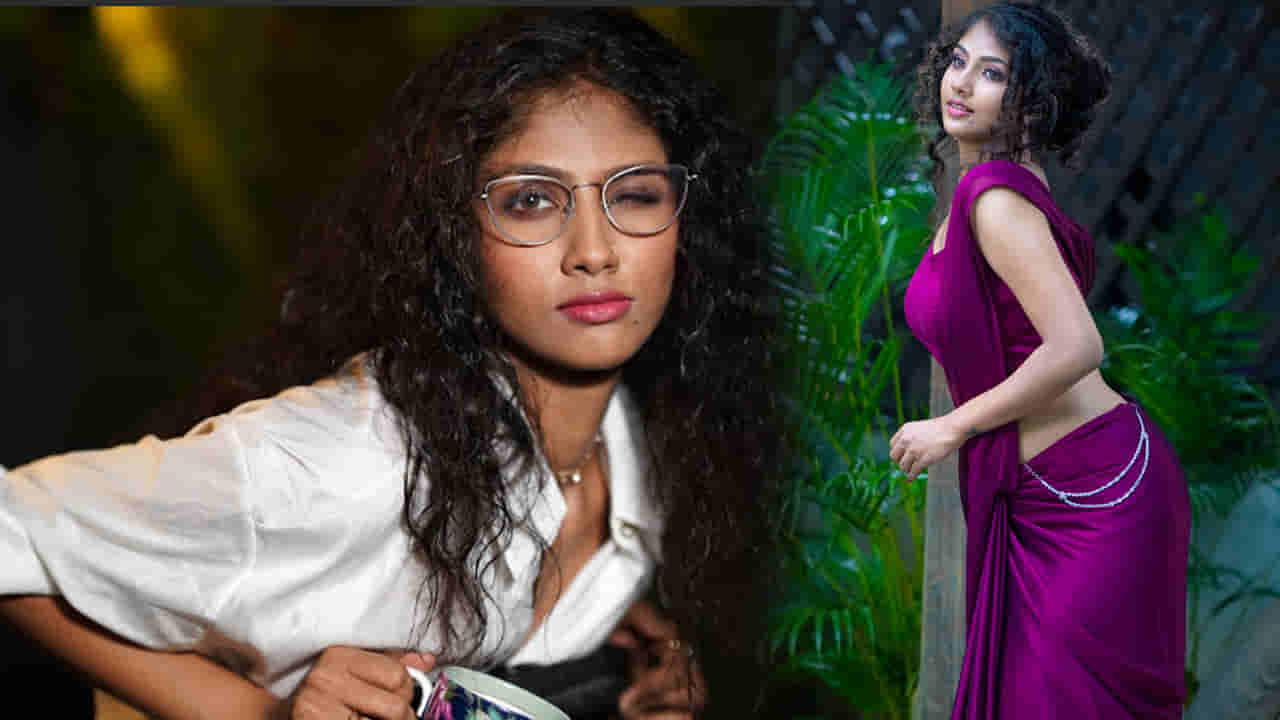 వర్త్ వర్మ వర్తు.. ఆర్జీవీ హీరోయిన్ అరాచకం.. మొన్నటివరకు చీరలో.. ఇప్పుడు చిన్నగౌనులో