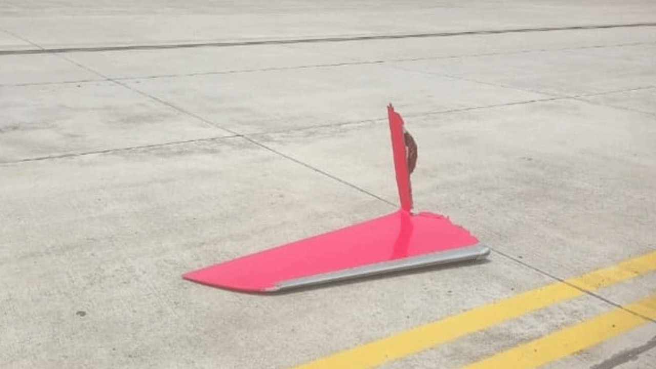 ఈ సంఘటనకు సంబంధించి విచారణకు ఆదేశించారు అధికారులు. ప్రమాద సమయంలో ఇండిగో విమానం ఎడమవైపు ఉన్న రెక్క విరిగిపోయింది. అలాగే ఎయిర్ ఇండియా ఎక్స్ ప్రెస్ కుడివైపు ఉన్న రెక్క ఒంగిపోయింది. ఈ సంఘటన నేపథ్యంలో కోల్కతా, దర్భంగా మధ్య ఇండిగో ఫ్లైట్ 6E 6152 ఆలస్యం అయింది.