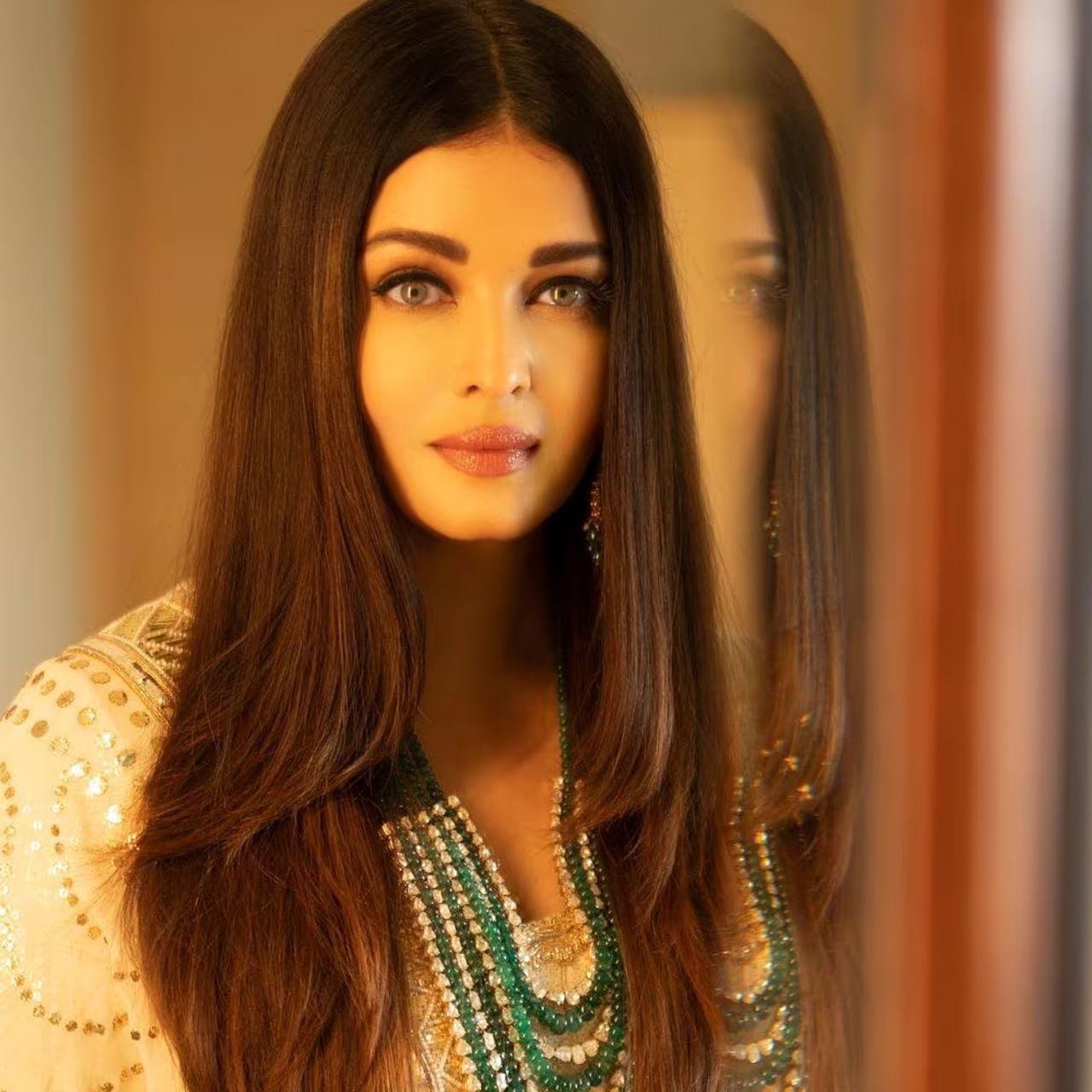 ప్రపంచ అందగత్తెల లిస్ట్ తీస్తే అందులో ఐశ్వర్య రాయ్ ముందు వరసలో ఉంటారు. వయసు పెరుగుతోన్న తరగని అందంతో కవ్విస్తుంది ఈ బ్యూటీ. ఇప్పటికి కుర్రాళ్ళు తమ కలల రాణి అంటూ ఐశ్వర్య రాయ్ తెగ పొగిడేస్తూ ఉంటారు.