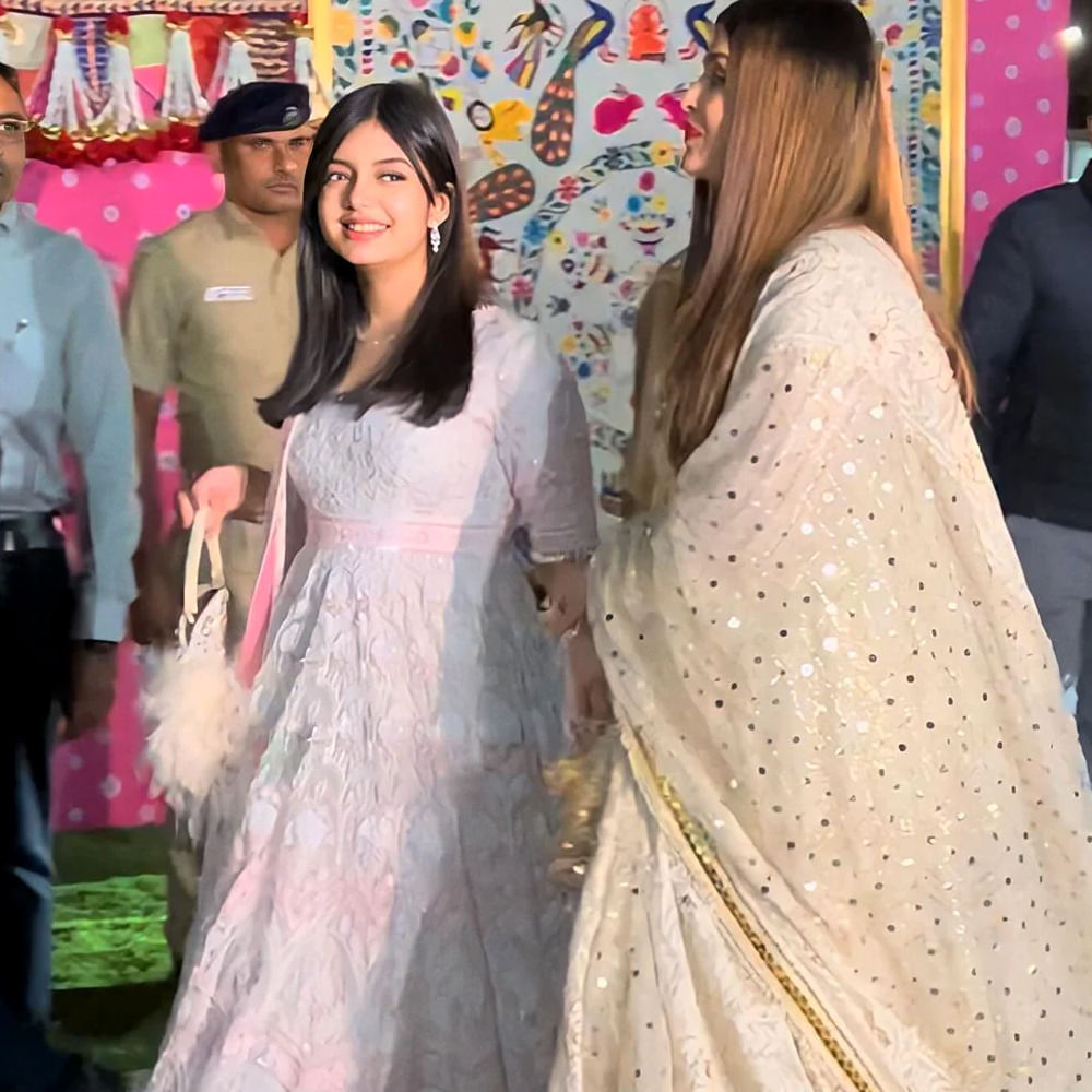 తాజాగా అనంత్ అంబానీ, రాధిక మర్చంట్ ప్రీ వెడ్డింగ్ సెలబ్రేషన్స్ కి చివరి రోజు అమితాబ్ బచ్చన్ ఫ్యామిలీ హాజరయ్యారు. ఈ వేడుకకు తన కూతురితో కలిసి కనిపించింది ఐశ్వర్య రాయ్. ఐష్ కూతుర్ని చూసి అందరూ షాక్ అయ్యారు. 