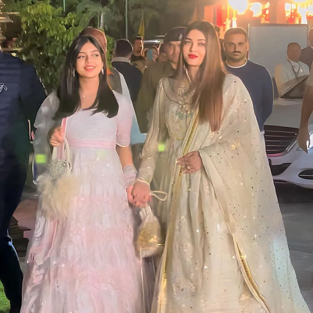 బాలీవుడ్ స్టార్ హీరో అభిషేక్ బచ్చన్ ని పెళ్లి చేసుకున్న తర్వాత ఈ అందగత్తె .. అప్పుడప్పుడు వెండితెరపై కనిపిస్తూ ఆకట్టుకుంటున్నారు.  అలాగే అప్పుడప్పుడు పార్టీలు, ఫంక్షన్ లలో కనిపిస్తూ ఫ్యాన్స్ ని కనువిందు చేస్తుంది.  