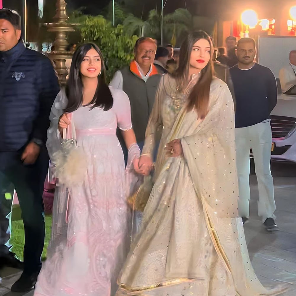 ప్రపంచ సుందరిగానే కాకుండా సౌత్, నార్త్ ఫిల్మ్ ఇండస్ట్రీలో టాప్ హీరోయిన్ గా రాణించారు ఐశ్వర్య రాయ్. ఈ అమ్మడి అందానికి ఫిదా కానీ కుర్రాళ్ళు ఉండరు అనడంలో అతిశయోక్తి లేదు. ప్రస్తుతం ఐశ్వర్య సినిమాలకు దూరంగా ఉంటున్నారు. 