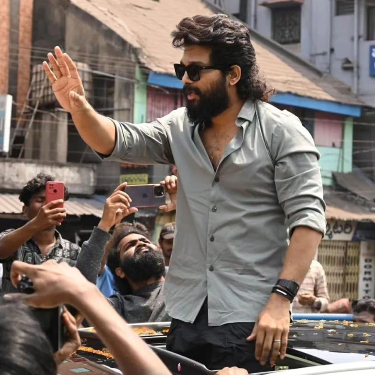 రామ్ చరణ్ పుట్టిన రోజు వేడుకలు ఘనంగానే ప్లాన్ చేసారు దర్శక నిర్మాతలు. ఓ వైపు గేమ్ ఛేంజర్.. మరోవైపు RC16, RC17 అప్‌డేట్స్.. ఇంకోవైపు మగధీర రీ రిలీజ్.. ఇలా చాలా హంగామా జరుగుతుంది. బామ్మర్దికి ఈ రేంజ్ హంగామా జరుగుతున్నపుడు బావకు ఏ స్థాయిలో ప్లాన్ చేసుంటారు..? మరి బన్నీ బర్త్ డే వేడుకలు ఎలా ఉండబోతున్నాయి..? ఆ రోజు స్పెషల్స్ ఏంటి..?