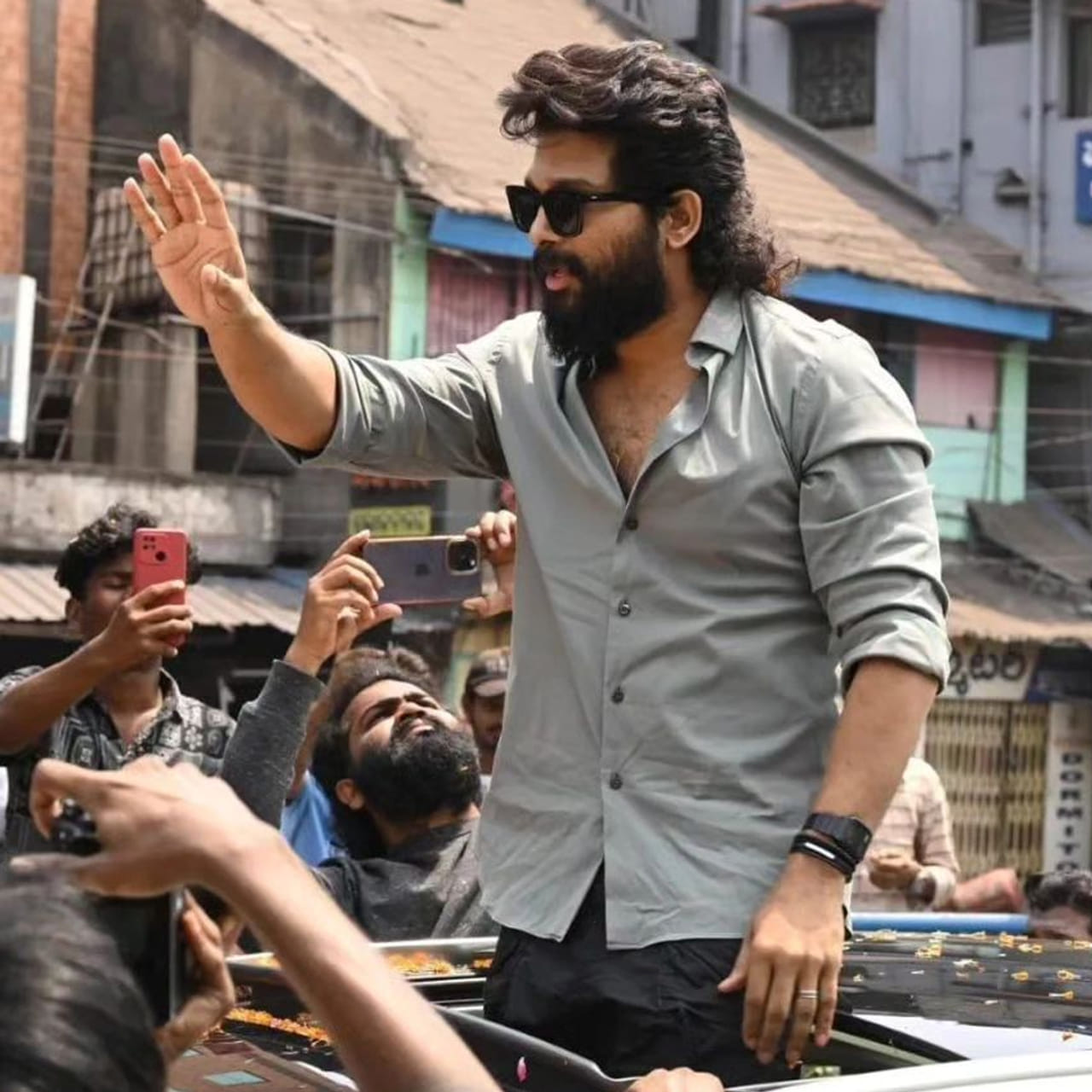 అల్లు అర్జున్, అట్లీ సినిమా మీద ఇంకా అనౌన్స్మెంట్ కూడా రాలేదు.. అధికారికంగా ఎవరూ ప్రకటించలేదు.. అసలు ఉంటుందా లేదా అనే క్లారిటీ కూడా లేదు. కానీ అప్పుడే సోషల్ మీడియా ఈ సినిమాతో మార్మిపోతుంది.