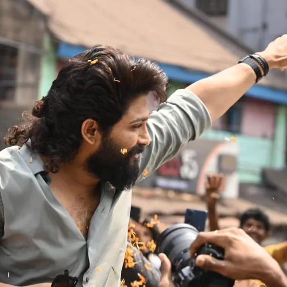 ముఖ్యంగా దీనికోసం బన్నీ 120 కోట్లు రెమ్యునరేషన్ తీసుకుంటుంటే.. అట్లీ 60 కోట్ల వరకు ఛార్జ్ చేస్తున్నారనే ప్రచారం జోరుగా జరుగుతుంది. ఇప్పుడు హీరోయిన్లపై కూడా ఆసక్తికరమైన చర్చ మొదలైపోయింది.