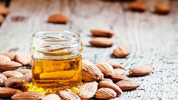 Almond Oil: మలబద్ధకం, జుట్టు రాలడం, స్కిన్ సమస్యలకు ఒకటే ఉపశమనం.. బాదం నూనెను ఇలా ఉపయోగించండి