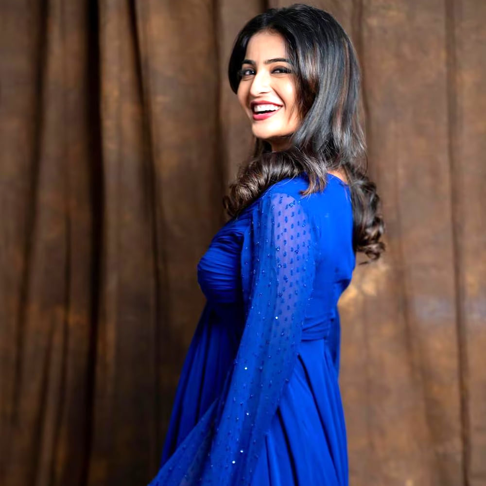 పవర్ స్టార్ పవన్ కళ్యాణ్ హీరోగా నటించిన వకీల్ సాబ్ సినిమాతో సూపర్ హిట్ అందుకుంది ఈ చిన్నది. వకీల్ సాబ్ సినిమాలో చిన్న పాత్రలో కనిపించి మెప్పించింది అనన్య నాగళ్ల. ఈ సినిమా తర్వాత మంచి క్రేజ్ సొంతం చేసుకుంది. 