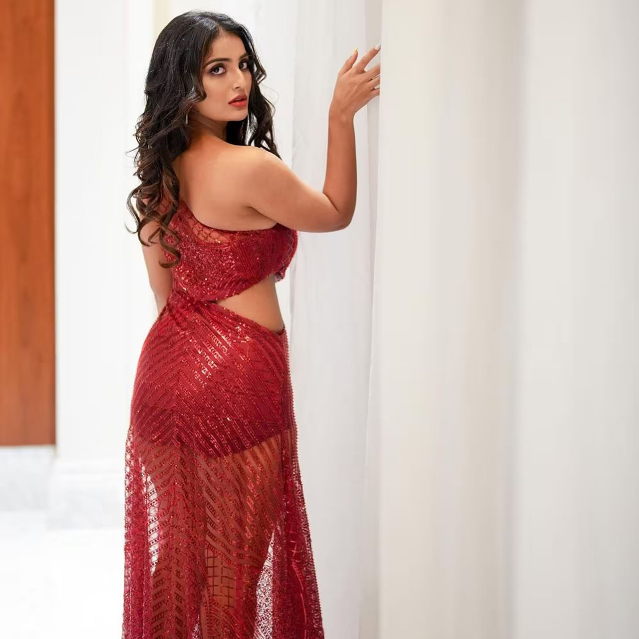 మల్లేశం సినిమాతో హీరోయిన్ గా పరిచయం అయ్యింది అందాల భామ అనన్య నాగళ్ల. ప్రస్తుతం ఈ బ్యూటీ వరుస సినిమాలతో దూసుకుపోతుంది. అందంతో పాటు చక్కటి నటనను కనబరుస్తూ ప్రేక్షకులను ఆకట్టుకుంటుంది అనన్య. 